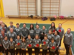 Übergabe Trainingsanzüge Johannes Michl